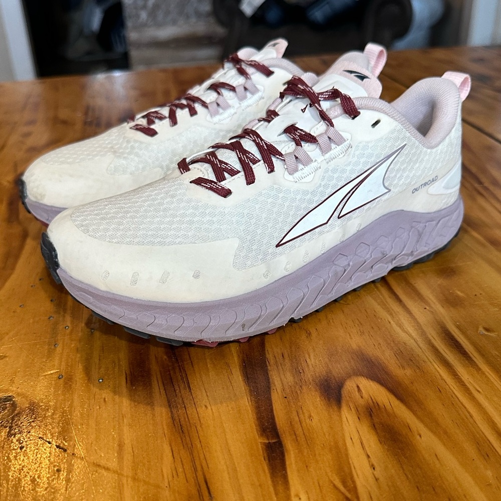 Altra Outroad trail running shoe size 7.5 in perfect condition